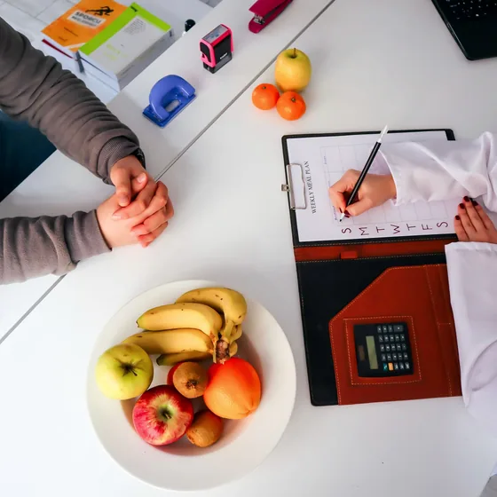 Plan de alimentación escrito a mano sobre el escritorio