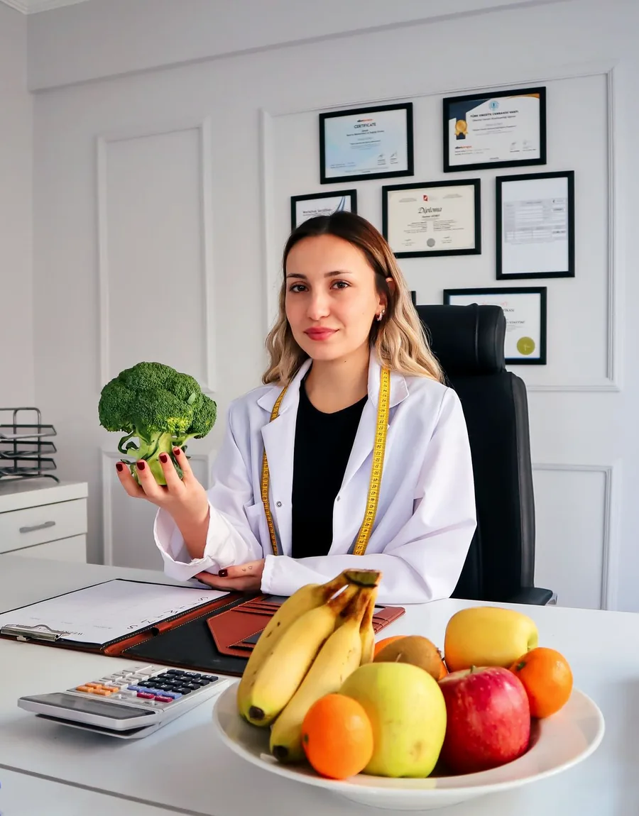 La nutrióloga Regina Alcántara en su consultorio de Providencia