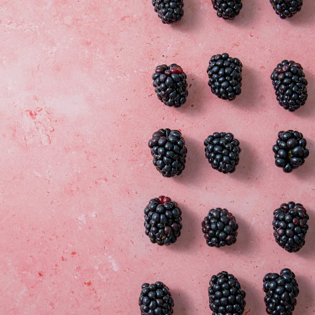 Moras y zarzamoras frescas