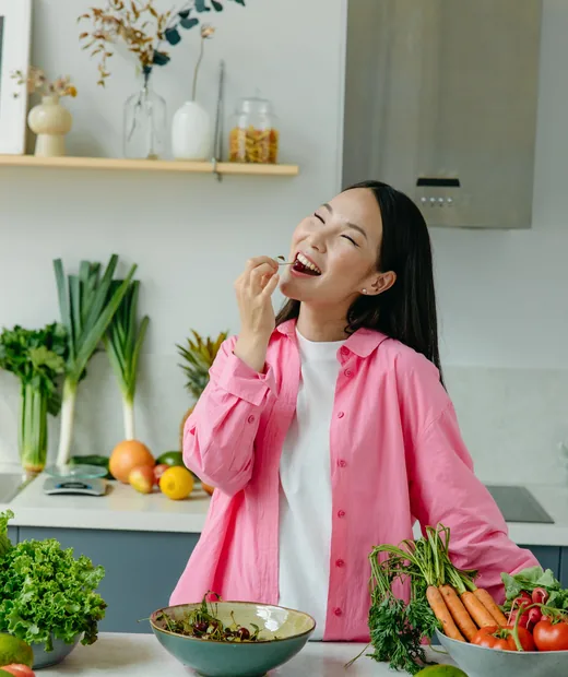 Mujer preparando comida en su cocina