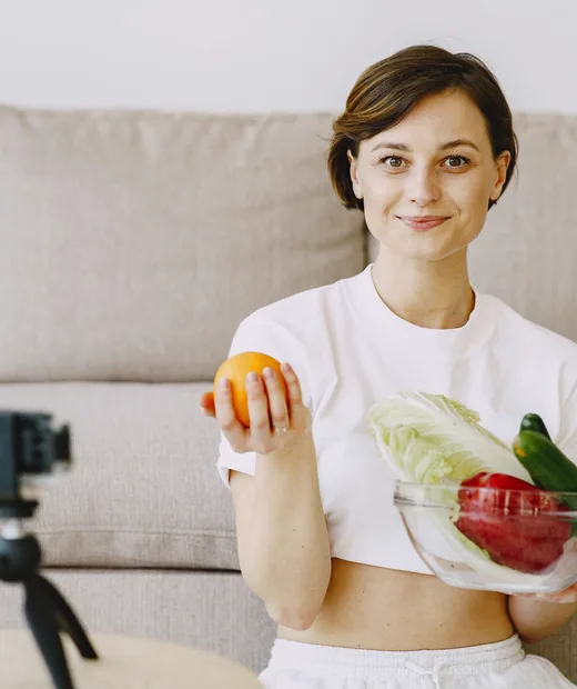 Mujer con un tazón de verduras