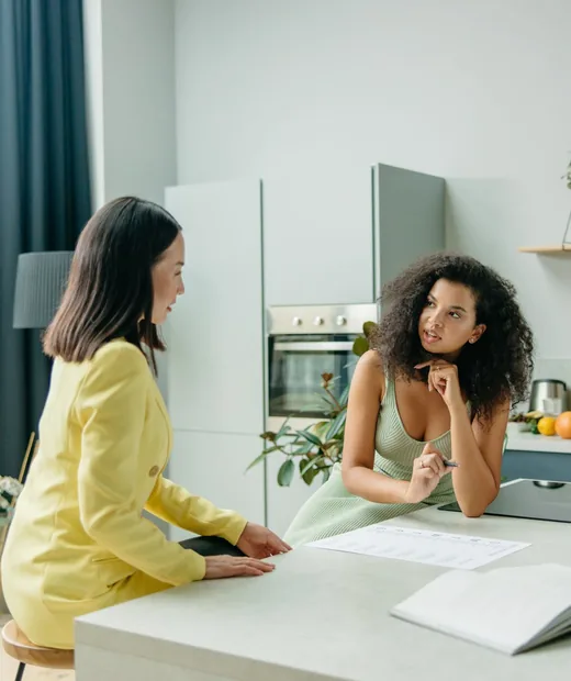 Mujeres conversando en una cocina
